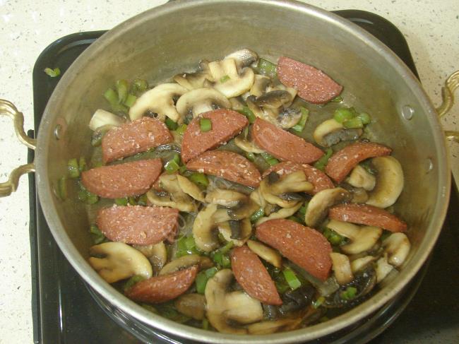 Kahvaltılık Sucuklu Mantarlı Yumurta - Yapılışı (5/12) 