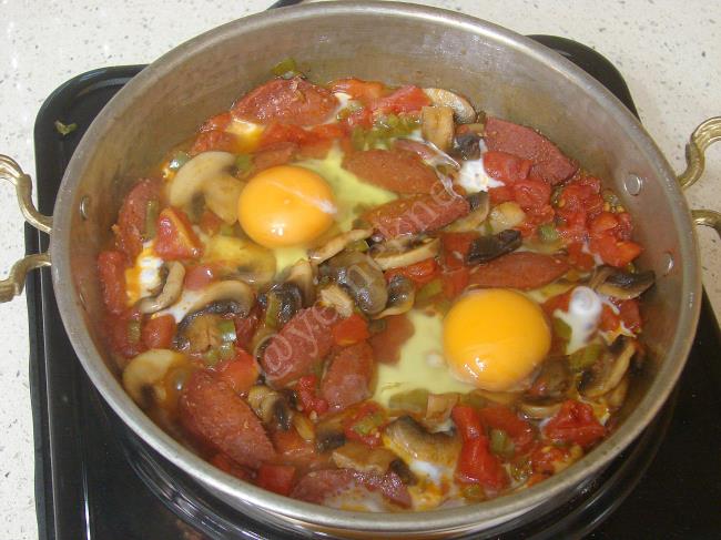 Kahvaltılık Sucuklu Mantarlı Yumurta - Yapılışı (9/12) 