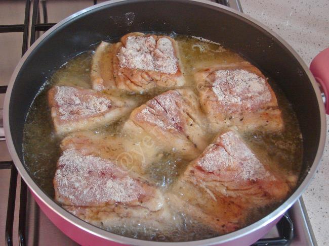 Tavada Mısır Unlu Palamut Kızartması - Yapılışı (7/12) 