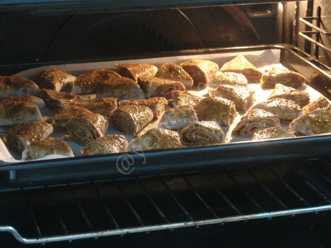 Cevizli Haşhaşlı Çıtır Börek - Yapılışı (19/24) 