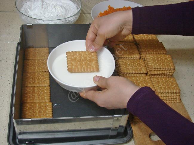 Havuçlu Bisküvili Yaş Pasta - Yapılışı (5/24) 
