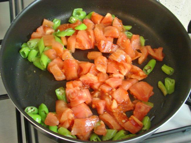 Kahvaltılık Sucuk Kavurması - Yapılışı (3/8) 