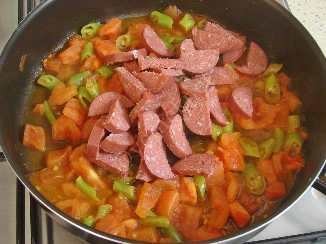 Kahvaltılık Sucuk Kavurması - Yapılışı (4/8) 