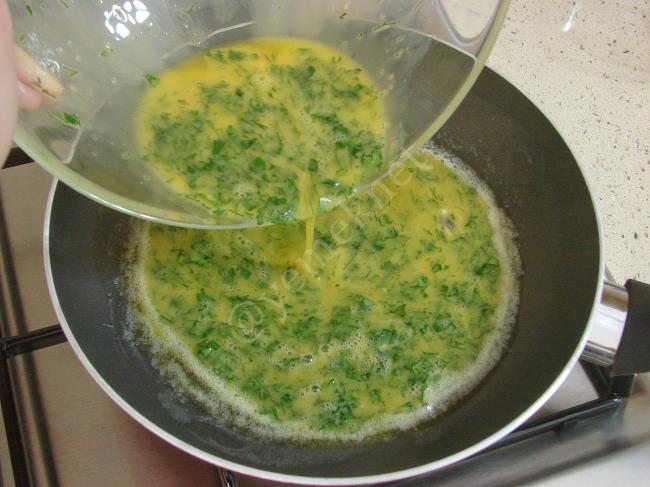 Maydanozlu Dereotlu Omlet - Yapılışı (6/12) 