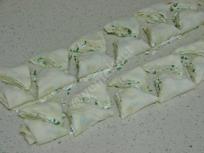 Peynirli Çıtır Üçgen Börek - Yapılışı (13/20) 