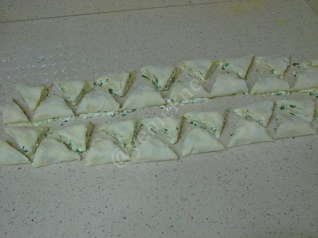 Peynirli Çıtır Üçgen Börek - Yapılışı (14/20) 