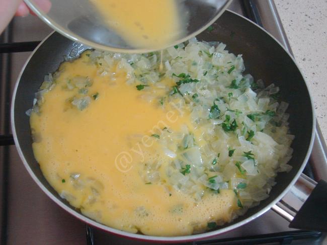 Soğanlı Omlet - Yapılışı (7/12) 