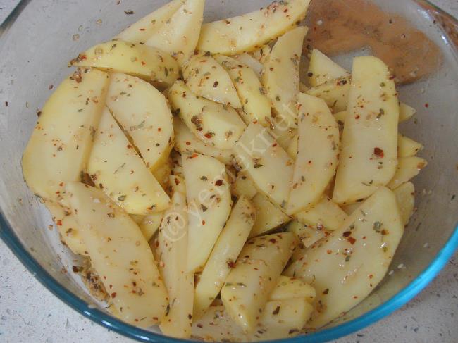 Fırında Susamlı Patates Kızartması - Yapılışı (6/12) 