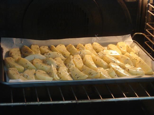 Fırında Yoğurtlu Patates Kızartması - Yapılışı (7/12) 