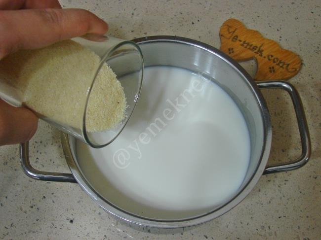 Pudingli Bisküvili İrmik Tatlısı - Yapılışı (2/16) 