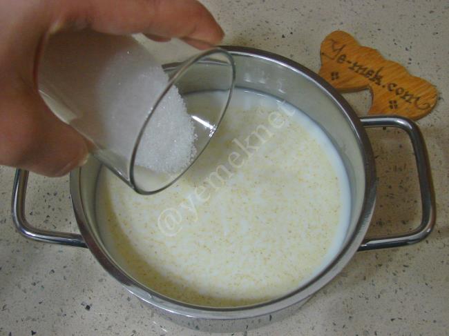 Pudingli Bisküvili İrmik Tatlısı - Yapılışı (3/16) 