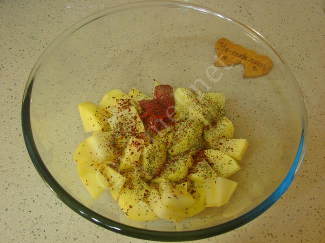 Fırında Salçalı Patates Kızartması - Yapılışı (2/8) 