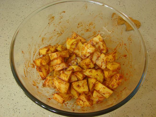 Fırında Salçalı Patates Kızartması - Yapılışı (3/8) 