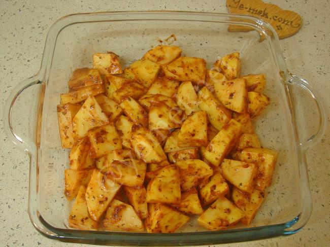 Fırında Salçalı Patates Kızartması - Yapılışı (4/8) 