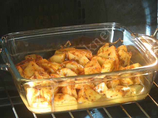 Fırında Salçalı Patates Kızartması - Yapılışı (5/8) 