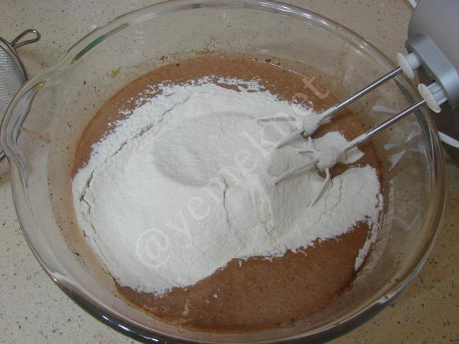 Kakaolu Havuçlu Kek - Yapılışı (8/16) 