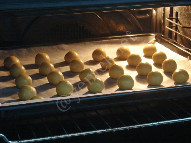 Bayatlamayan Tarçınlı Cevizli Kurabiye - Yapılışı (9/16) 