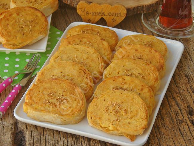 Buzlukta Saklanan ve Tam Bir Kurtarıcı Olan, Enfes Bir Börek : Patatesli Rulo Börek