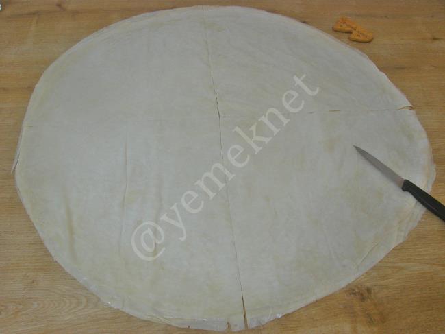 Hazır Yufkadan Peynirli Kruvasan Börek - Yapılışı (4/16) 