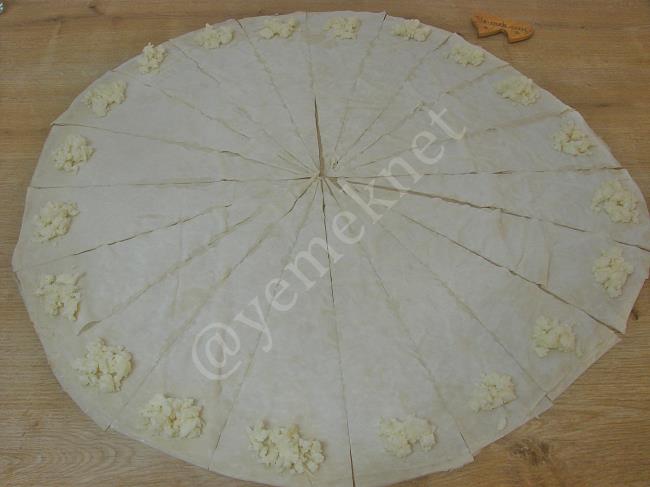 Hazır Yufkadan Peynirli Kruvasan Börek - Yapılışı (6/16) 
