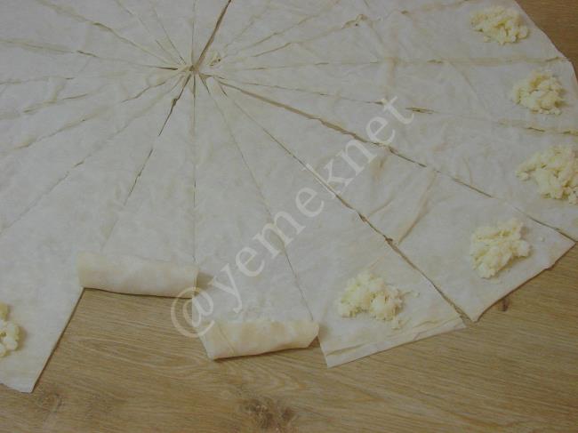 Hazır Yufkadan Peynirli Kruvasan Börek - Yapılışı (7/16) 
