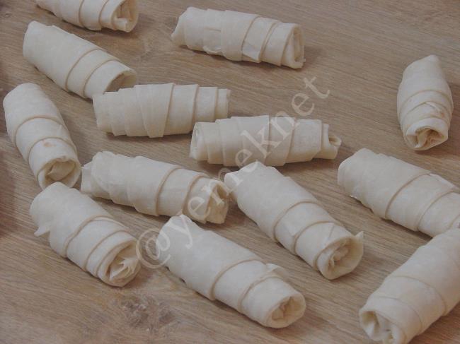 Hazır Yufkadan Peynirli Kruvasan Börek - Yapılışı (8/16) 