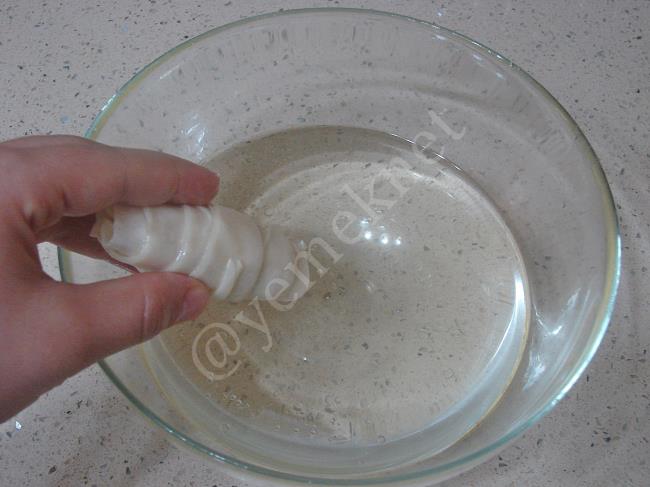 Hazır Yufkadan Peynirli Kruvasan Börek - Yapılışı (9/16) 