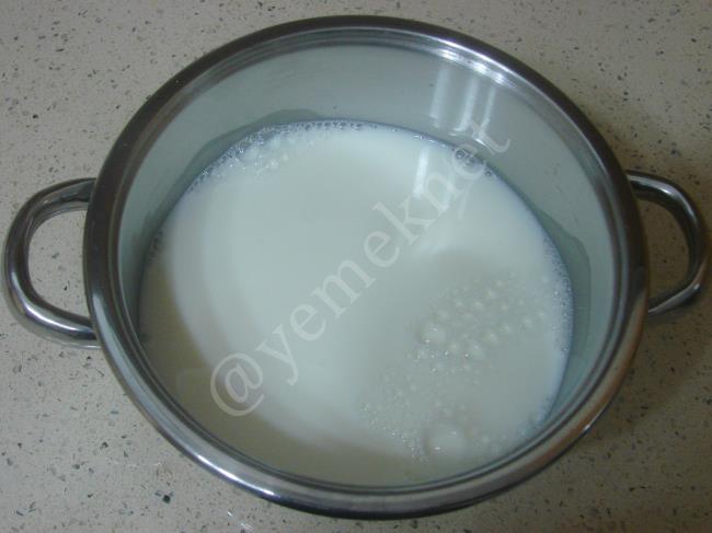 İrmikli Muzlu Rulo Tatlı - Yapılışı (2/16) 