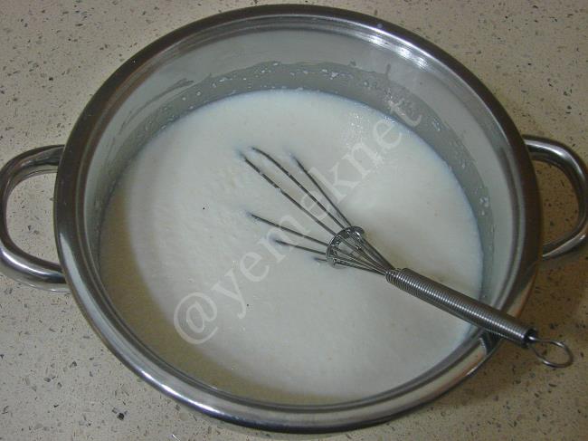 İrmikli Muzlu Rulo Tatlı - Yapılışı (4/16) 