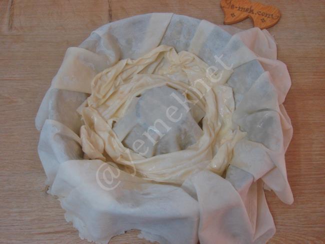 Kek Kalıbında Börek - Yapılışı (8/24) 