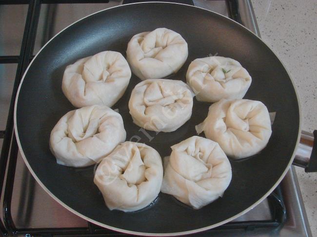 Tavada Peynirli Gül Böreği - Yapılışı (10/16) 