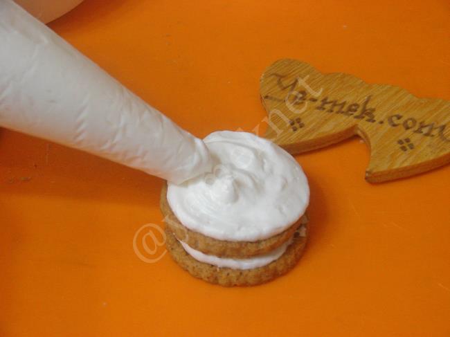 Yulaflı Bisküvili Pasta - Yapılışı (7/12) 