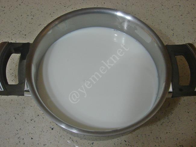 Bisküvili İrmik Tatlısı - Yapılışı (2/12) 