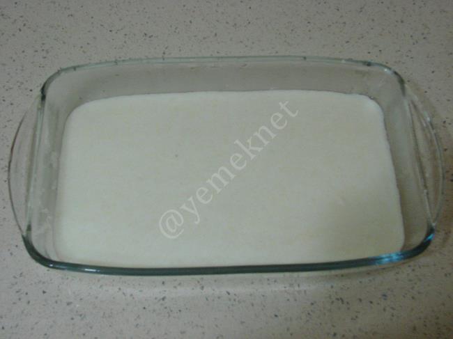 Bisküvili İrmik Tatlısı - Yapılışı (6/12) 