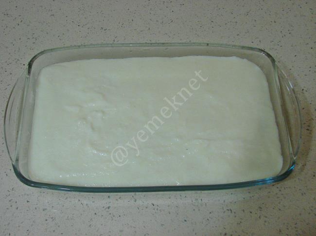 Bisküvili İrmik Tatlısı - Yapılışı (9/12) 