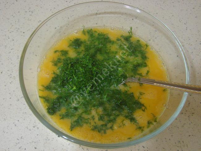 Dereotlu Yumurtalı Ekmek Kızartması - Yapılışı (4/12) 