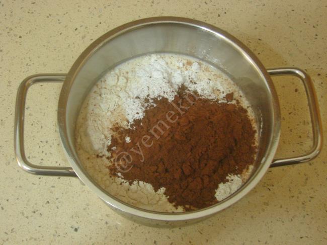 Kakaolu Rulo Pasta Nasıl Yapılır? (2/24) Resimli Yemek Tarifleri