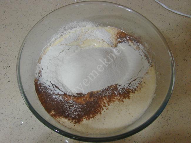 Kolay Çikolatalı Pasta - Yapılışı (3/20) 