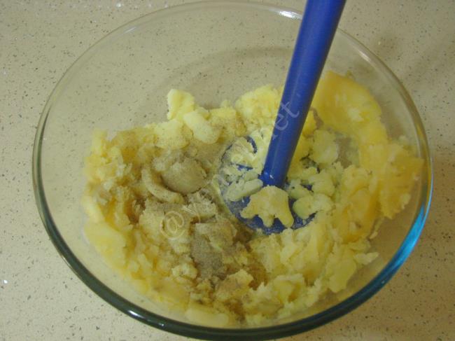 Yoğurtlu Kıymalı Patates Mantısı - Yapılışı (4/16) 