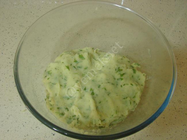 Yoğurtlu Kıymalı Patates Mantısı - Yapılışı (6/16) 