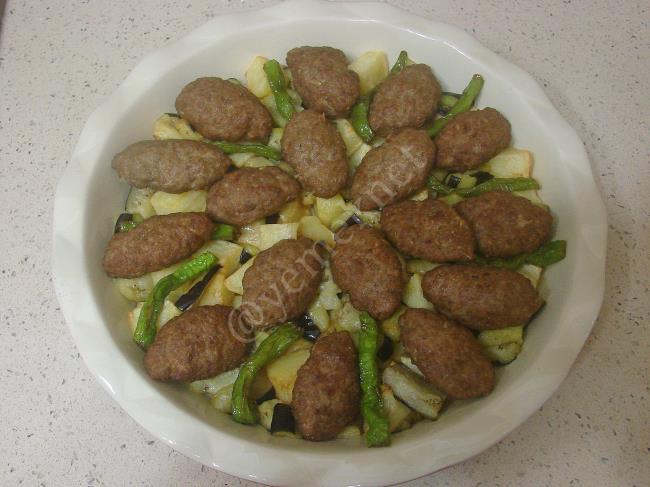 Fırında Köfteli Patlıcan Yemeği - Yapılışı (8/16) 