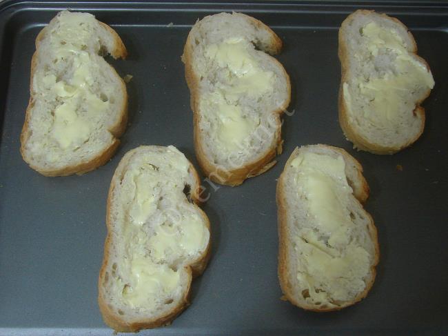 Fırında Maydanozlu Ekmek Dilimleri - Yapılışı (5/12) 