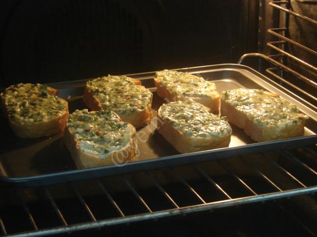 Fırında Maydanozlu Ekmek Dilimleri - Yapılışı (7/12) 