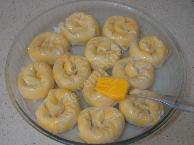 Sodalı Peynirli Börek - Yapılışı (10/16) 