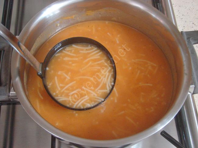 Tel Şehriyeli Tarhana Çorbası - Yapılışı (8/12) 