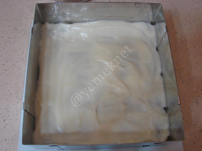 Bisküvili Yalancı Tavuk Göğsü Tatlısı - Yapılışı (11/16) 