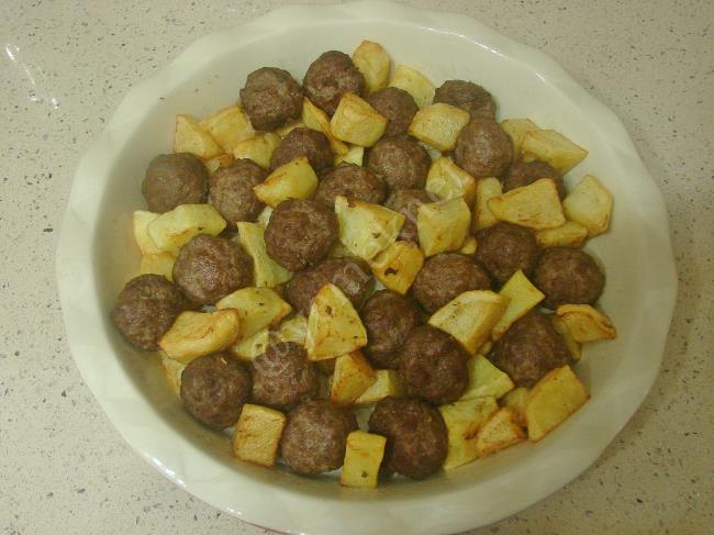 Fırında Köfteli Patates Yemeği - Yapılışı (9/16) 