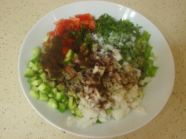 Kebapçı Salatası - Yapılışı (4/8) 