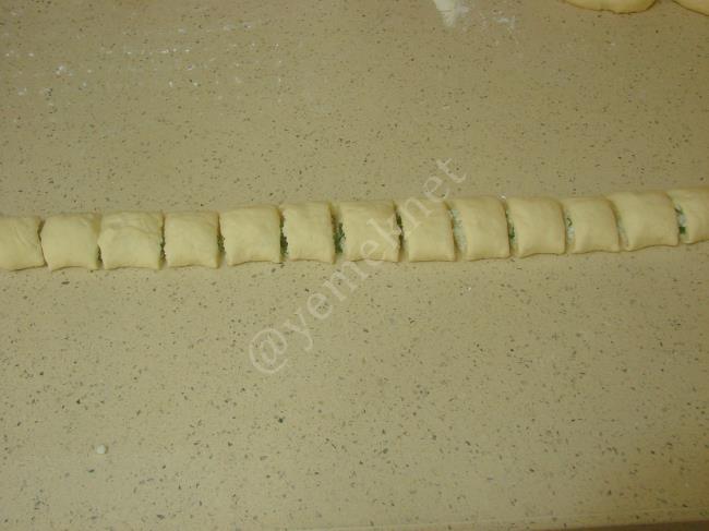 Peynirli Dızmana Böreği - Yapılışı (7/16) 