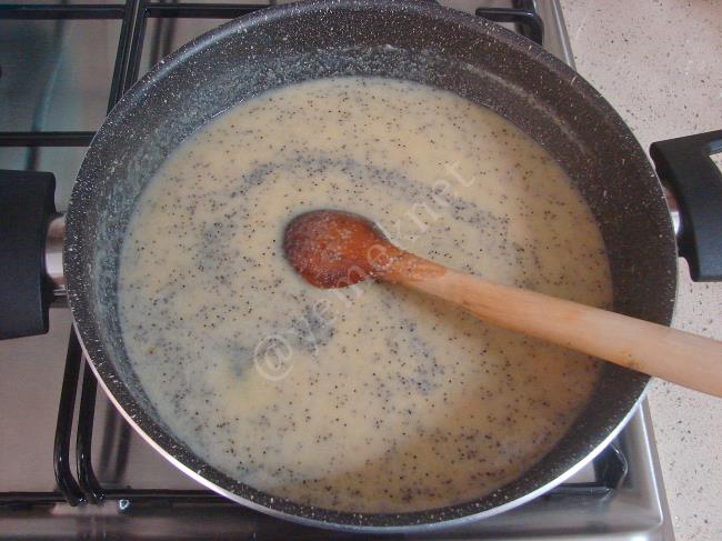 Haşhaşlı İrmik Helvası - Yapılışı (8/12) 